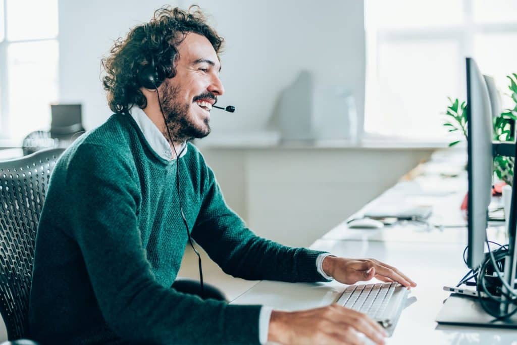Ein fachkundiger Berater bei einem Telefongespräch mit Kunden