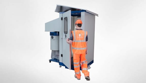 Personenreinigung mit einer Luftdusche