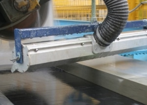 Steinplatten werden mit Airknife getrocknet