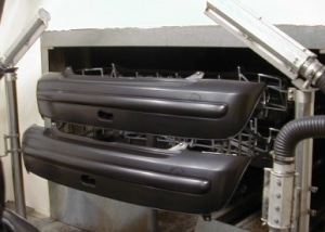 Kunststoffteile werden mit Airknives abgeblasen