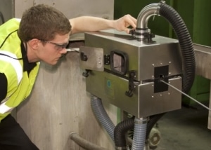 Ein junger Mann überprüft ein Trocknungssytem