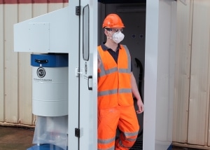 Ein Mann verlässt die Duschkabine der JetBlack-Personenreinigung