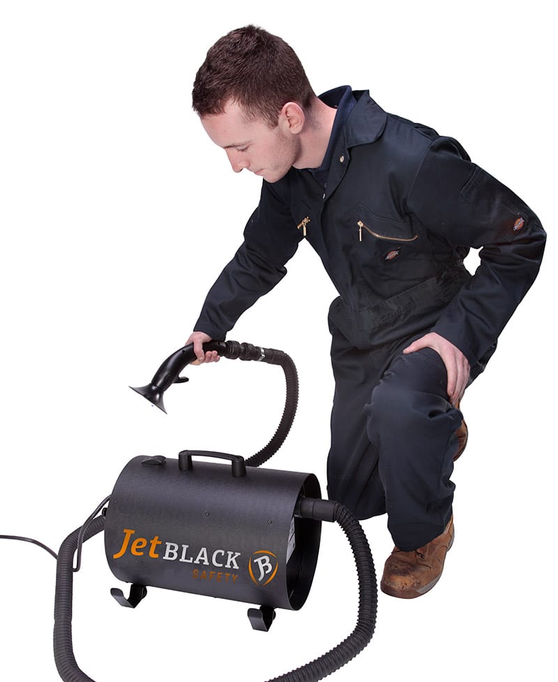 Ein junger Mann bei der Verwendung des JetBlack-Systems