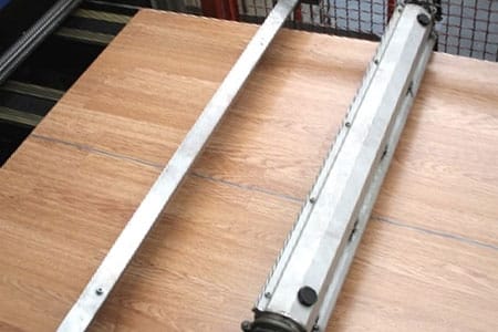 Reinigung von einer Holzplatte mit Luft