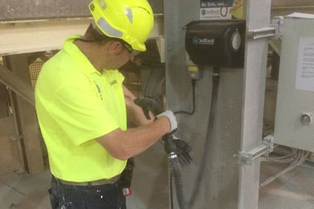 JetBlack Safety Reinigungsstation entstaubt Arbeitskleidung mit Gebläseluft