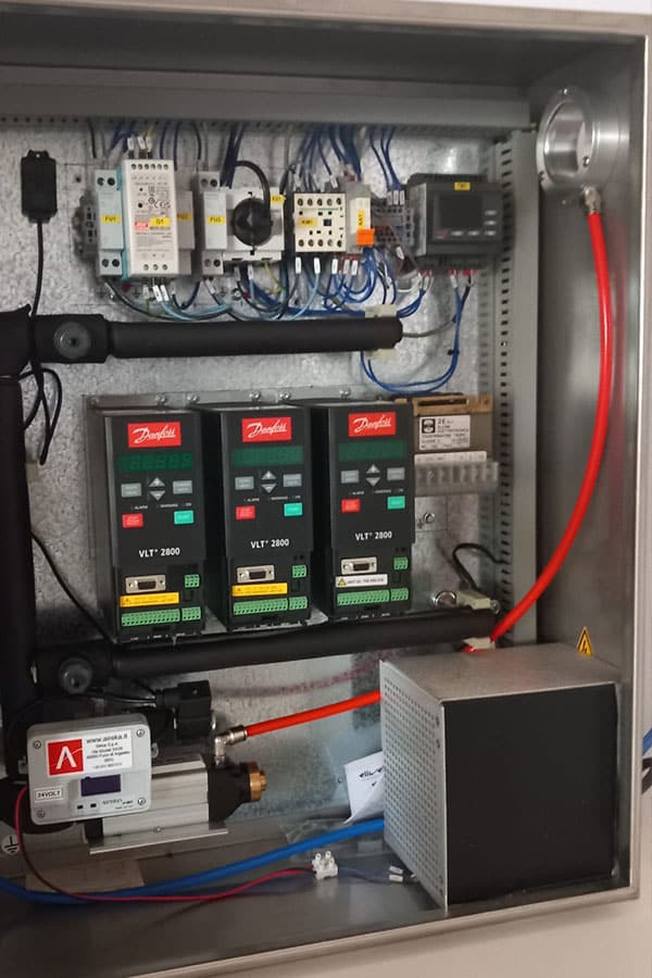 Detailaufnahme der Technik eines Schaltschrankkühlers