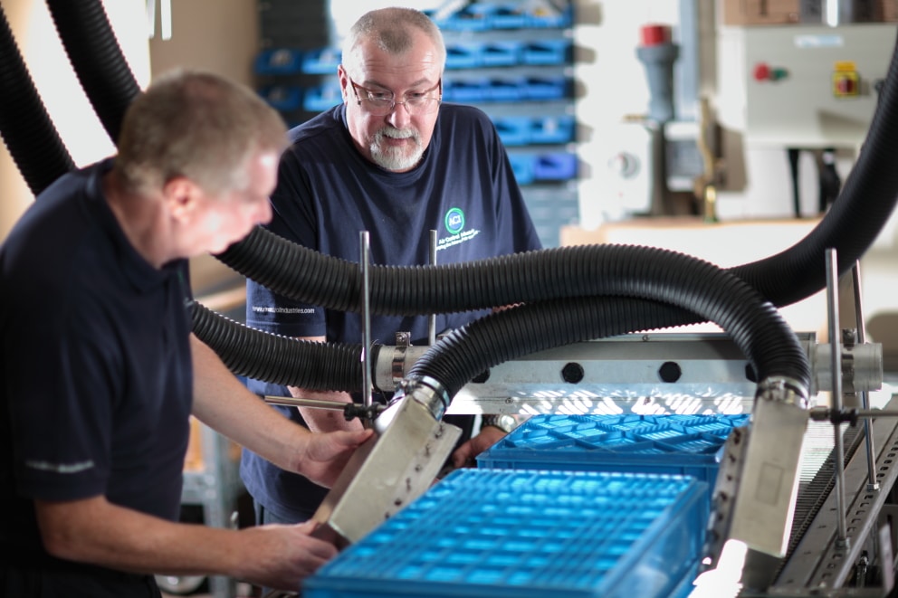 Mitarbeiter testen ein Druckluftsystem