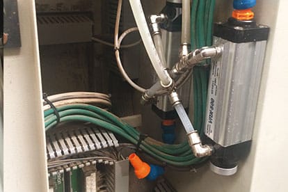 Detailansicht der Technik in einem Schaltkühlschrank