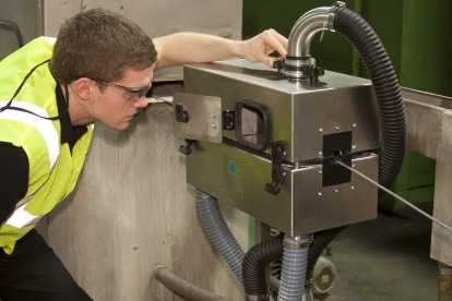 Arbeiter überprüft ein Trocknungssystem mit Luftdüsen