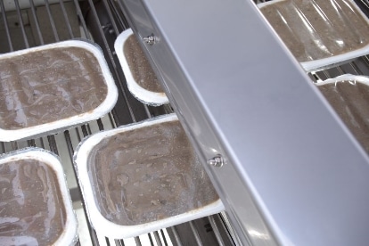 Lebensmittelschalen in Airknife Trocknungsanlage