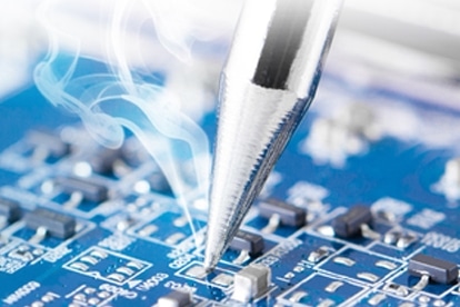 Nahaufnahme eines Lötgeräts im Einsatz